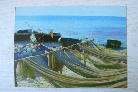 Прибалтика, Латвийская ССР, Рыбацкие сети на берегу моря; чистая.
