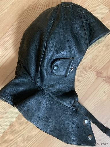 Шлем немецкого лётчика из натур.кожи. Зимний.Коротко стриженный барашек. р59. Полнейший оригинал пригодный к носке.