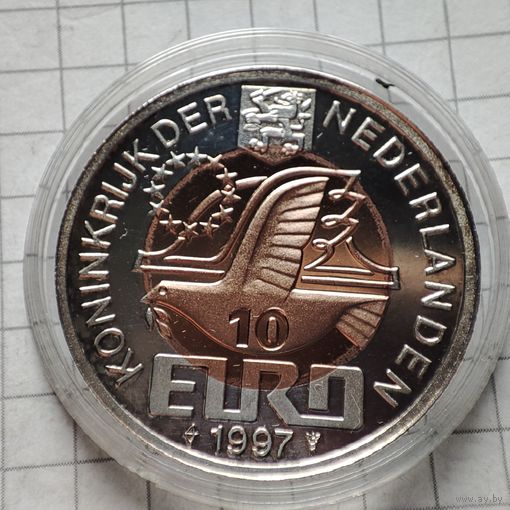 Нидерланды 10 евро 1997 года . Королева Беатрикс. Серебро  999пр.Тираж 25000 экз.