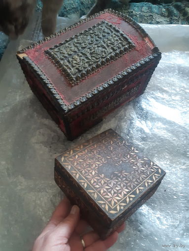 Шкатулки 2 штуки ( большая в форме сундучка), старые.