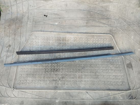 Молдинг стекла двери передней правой Mitsubishi Carisma