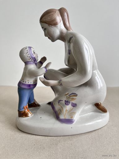 СТАТУЭТКА ФАРФОРОВАЯ " ПЕРВЫЕ ШАГИ ". 15*14*8 СМ. ПОЛОННОЕ. СМ.ФОТО, КЛЕЙМО И ОПИСАНИЕ.