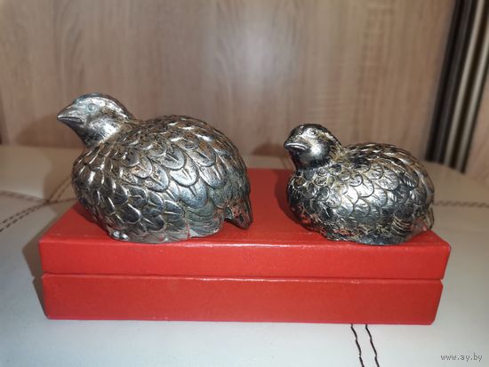 Металлические солонка и перечница "Куропатки", высота 5.5 и 4.5 см., есть неразборчивые клейма.