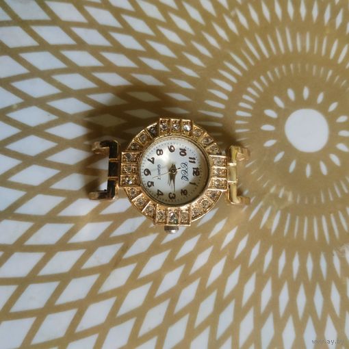 Часы наручные  ,   тикают. Состояние на скане.