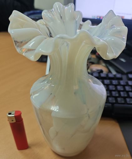 Стеклянная ваза, из СССР, с волнообразным , ажурным горлышком. Белая