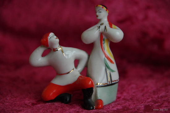 Статуэтка фарфоровая "  Плясуны  "     ( целая )