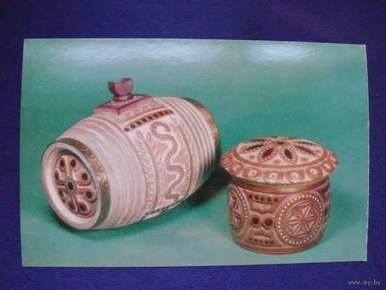 Шкрибляк Д. Ф. (с. Яворов, Ивано-Франковская обл.), Круглая шкатулка (дерево, плоскорельефная резьба, инкрустация рогом, бисером, металлом); Бочонок (дерево, плоскорельефная резьба); 1977, чистая.