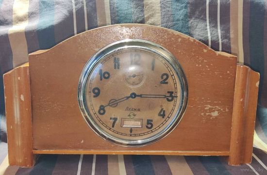 Часы редкие настольные механические "ВЕСНА" с днями недели. СССР, 60-е годы. Не на ходу, в ремонт.