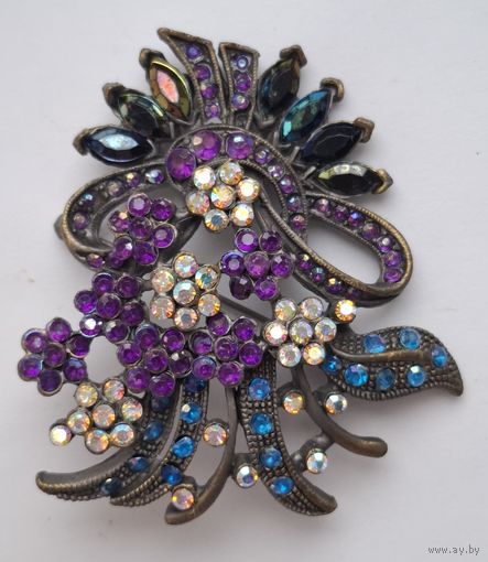 Крупная брошь. Цветы. Сияющие кристаллики