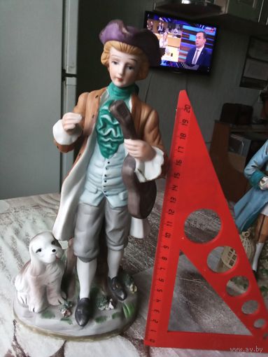 Фарфор тонкий " музыкант с гитарой" клеймо каподимонте италия большая высокая.