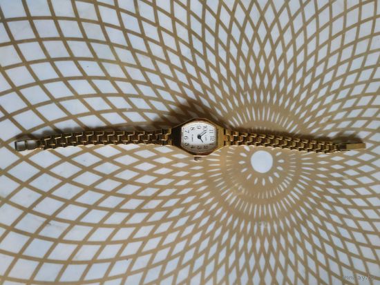 Часы наручные с браслетом ЛУЧ  15 камней,   тикают. Состояние на скане.