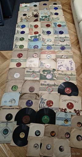 Большой лот патефонных пластинок (66 штук)