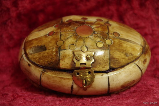 Шкатулка из кости ( 7,5 см х 10 см , высота 4 см )