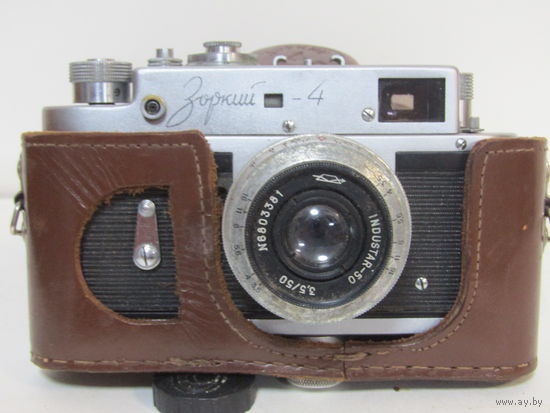 Фотоаппарат "Зоркий 4" с объективом "Индустар 50". В оригинальном чехле. СССР.