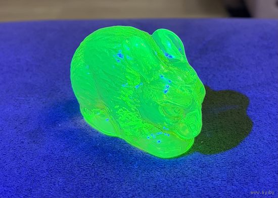 Статуэтка Заяц из уранового стекла . Производство Чехия