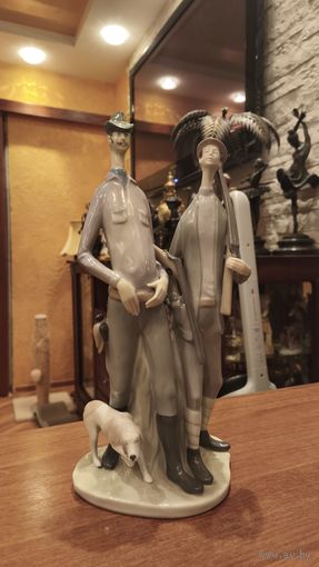 Большая фарфоровая статуэтка двух охотников Германия