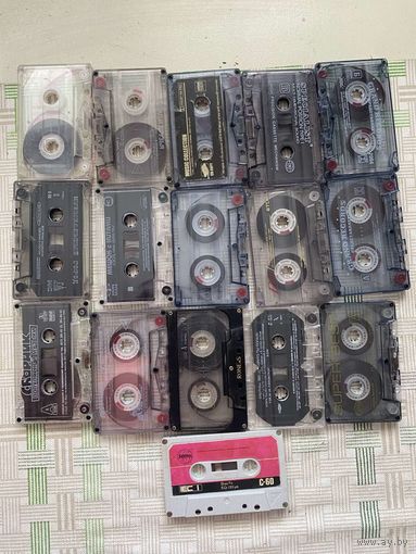 Аудиокассеты с записями.