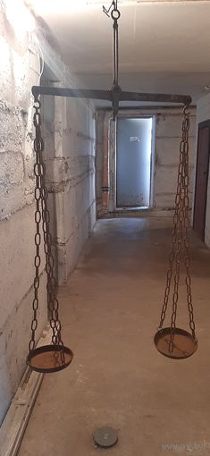 Весы огромные с клеймами, коромысловые 1.5 метра высотой.