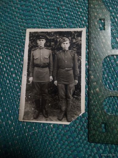 Интересное фото из сентября 1945 г. Два артиллериста, в двух разных формах одежды ( сапоги и обмотки, пилотка и фуражка, разные поясные ремни и погоны)