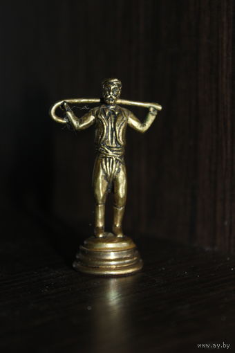 Декоративная, миниатюрная статуэтка "Мужчина с коромыслом на плечах".
