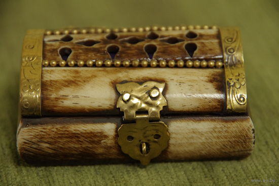 Шкатулка натуральная кость ( 5 х 7,5 см , высота 3,5 см )