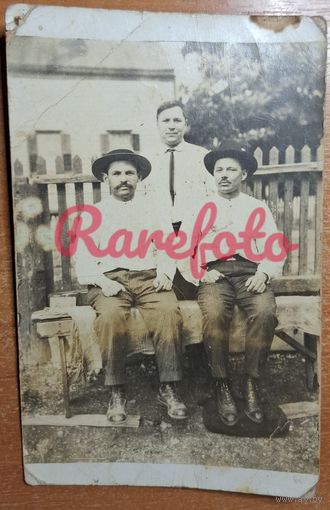 1920-е Открыточный формат джентельмены на лавочке типажи ретро фото