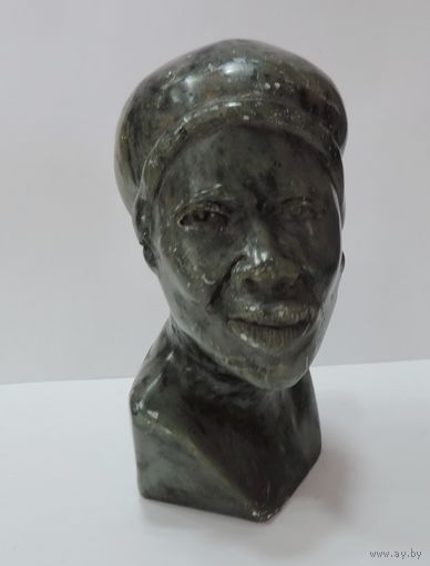 Бюст человека из камня. Высота 10.5 см.