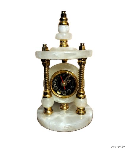 Настольные часы из натурального оникса с латунной фурнитурой.