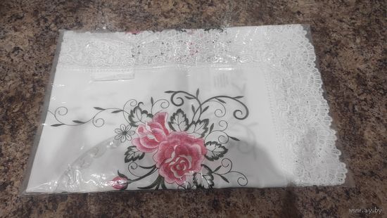 Красивая скатерть 88 на 88 см, новая. Покупала в Германии. Очень красивая.