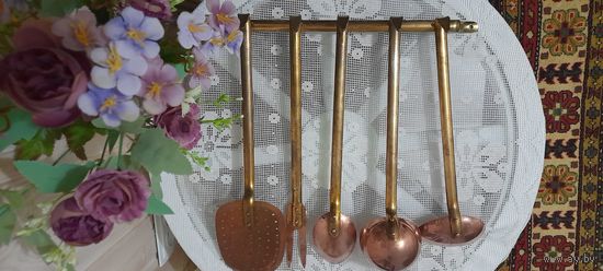 Набор кухонный настенный, поварешки, вилка и пр. Медь и латунь Сер.20в.