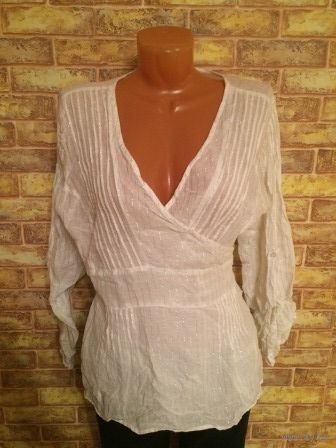 Красивая, тоненькая блуза Benotti на 46-50 размер на запах из натурального хлопка с металлической ниткой, отличного качества, очень мягкая и приятная на ощупь. Смотрится интересна на фигурке.