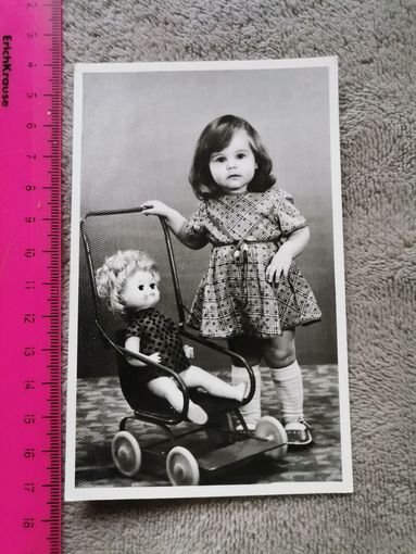 Девочка с коляской и куклой. 1984г