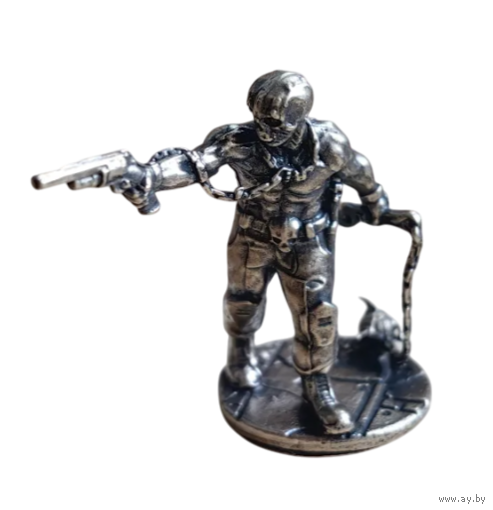 Статуэтка миниатюра Зомби с пистолетом и булавой Металл/сплав