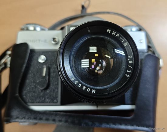Фотоаппарат зенит. Затвор работает. Кофр+подвес. Нечастый объектив Мир 18