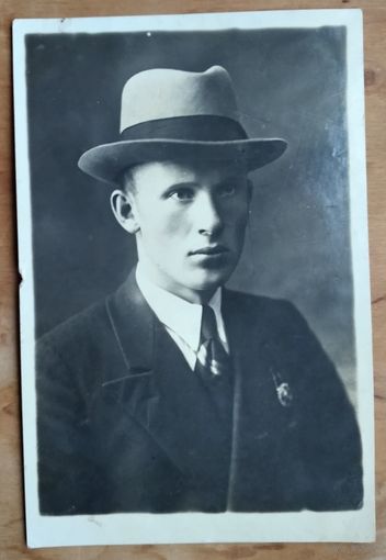 Фото юноши со знаком ОСОАВИАХИМа. Рогачев? 1930-е г. 8.5х13 см.