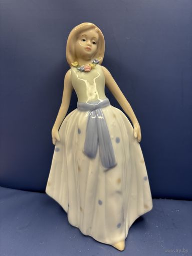 Статуэтка фарфор дама