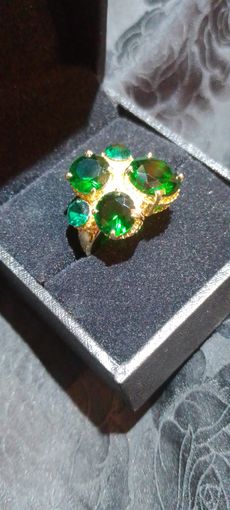 Кольцо с зелёными камнями, размер 18