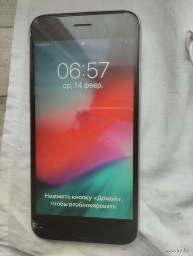 Смартфон Айфон и наушники.