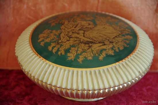 Шкатулка фарфоровая (  высота 5,5 см , диаметр 12,5 см )  целая