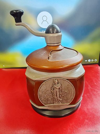 Винтажная ручная кофемолка с медальонами "Скульптура Летнего сада" СССР! Отличное состояние! СМОТРИТЕ ДР. МОИ ЛОТЫ!