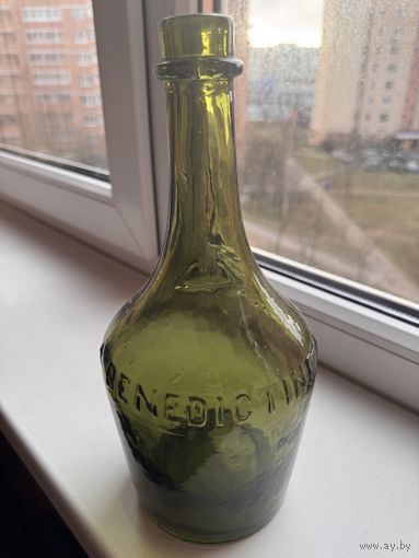 Большая литровая бутылка +Benedictine+ конец 1800-х - начало 1900-х (период Первой Мировой войны)