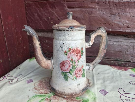 Чайник металлический старый.