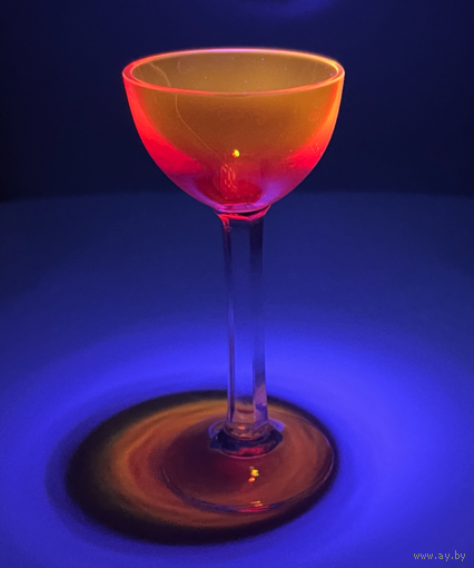 Рюмки винтаж 10 х 4,5см цветное стекло светятся в УФ