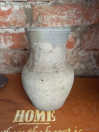 Крынка, кувшин из черной глины.