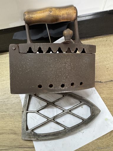 Утюг угольный с подставкой.