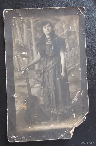 Фото царского периода "Девушка с гитарой", до 1917 г.