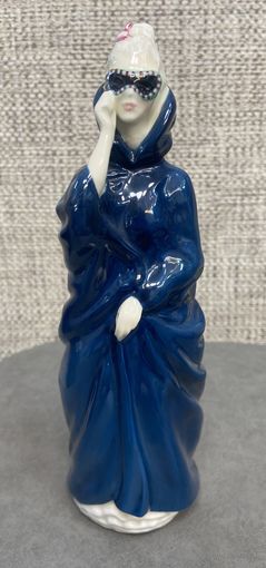 Фарфоровая статуэтка Royal Doulton, Англия. Маска - Женщина в синей накидке с маской на лице. 1972 год. Высота 23 см