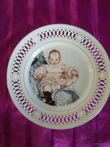 Коллекционная настенная тарелка "Эсбьорн". Резной фарфор. Дания. 21 см.