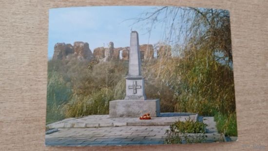 ПОЛЬША.СОХАЧЁВ.ПАМЯТНИК ПОСВЯЩЕНЫЙ ПАМЯТИ ПОГИБШИХ ВО ВРЕМЯ ВТОРОЙ МИРОВОЙ ВОЙНЫ(В ГЛУБИНЕ РАЗВАЛИН ЗАМКА МАЗОВЕЦКИХ КНЯЗЕЙ С ХIII ВЕКА)