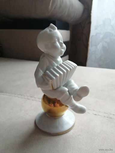 Фигурка фарфор мальчик Путти на золотом шаре. Германия